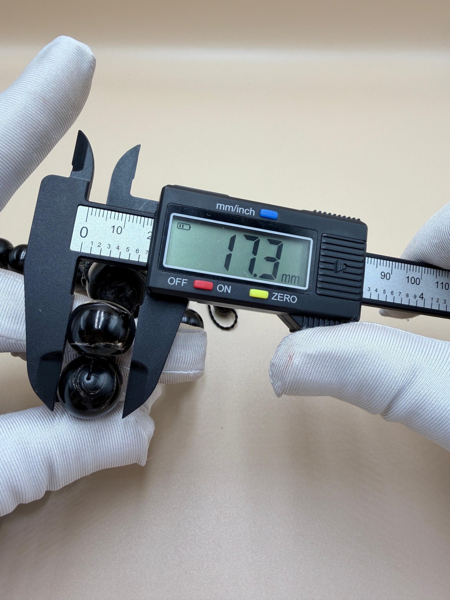 يسر بحر أحمر ساده
أنتيك قديم – حجم جامبو
مع شاهد مطعّم بالعاج
Plain Red Sea Yusr
Antique –