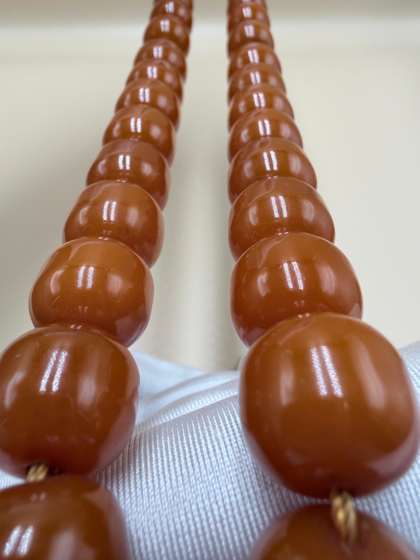 مسباح مسكي قديم، عرق أحمر، مع شرابة مميزة مزخرفة بالعملة العراقية القديمة وشرابة فضة عيار 500.