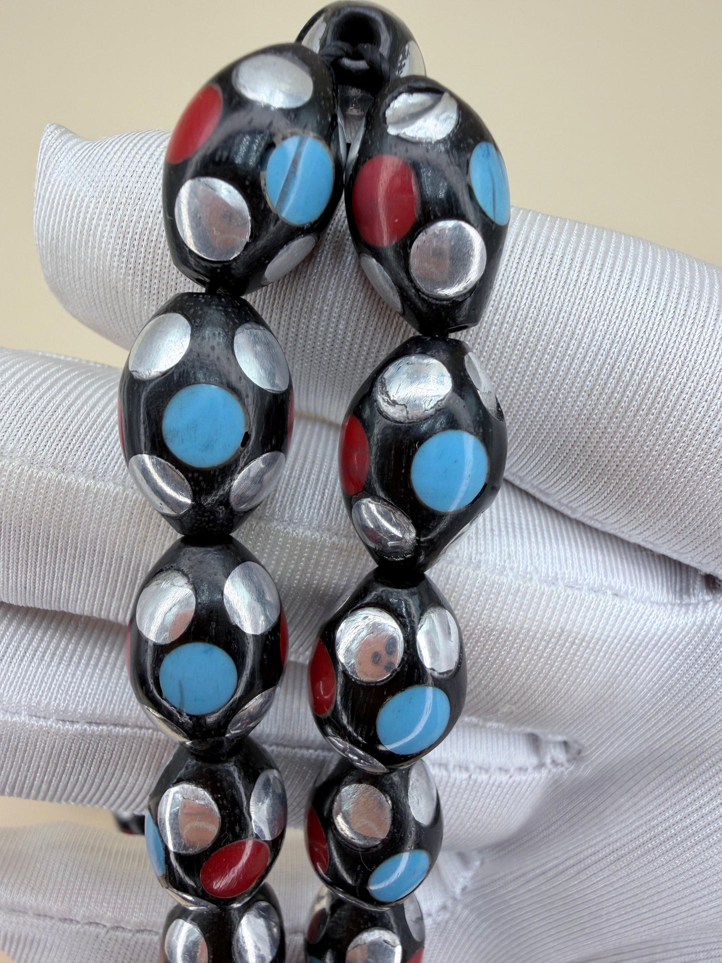 مسباح كوك قديم بتطعيم نحاس ومينا مع أحجارفيروز ومرجان
Vintage Koka Misbaha, inlaid with brass and enamel, featuring Turquoise and Coral stones.