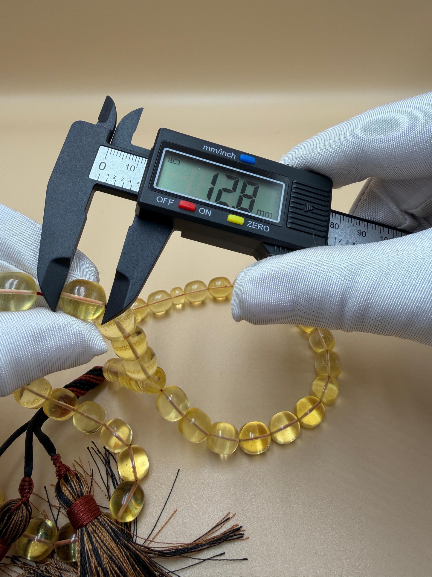 مسباح كهرمان كبس كولمبي، قوالب.
Pressed Colombian Amber Misbah, Molded Style.